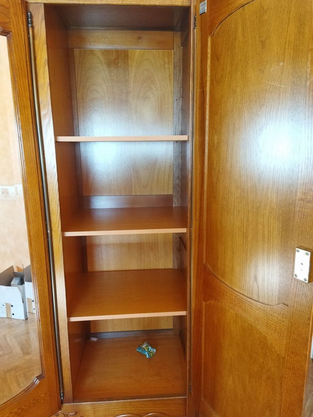 Armoire 3 portes ,1 table de nuit Meubles