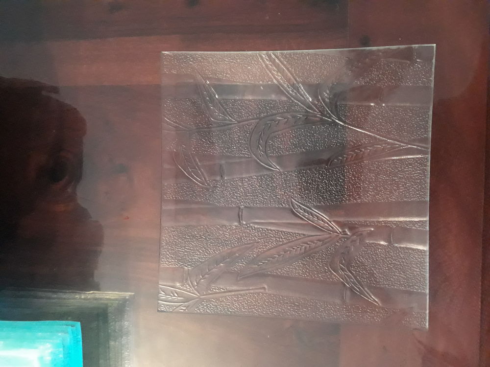 Service de 36 assiettes en verre transparentes. Décoration