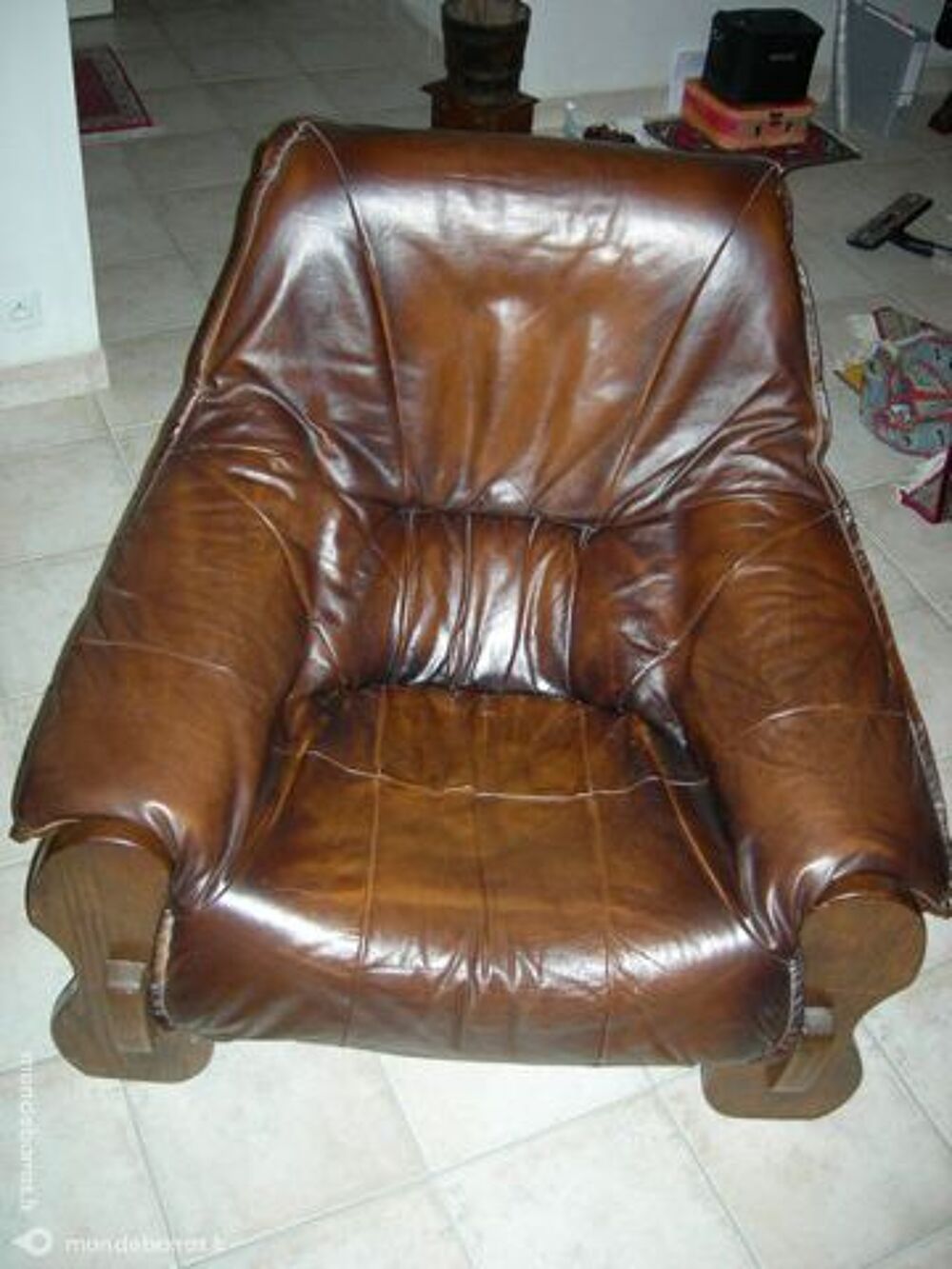 1 fauteuil cuir de couleur marron d'origine Croza Meubles