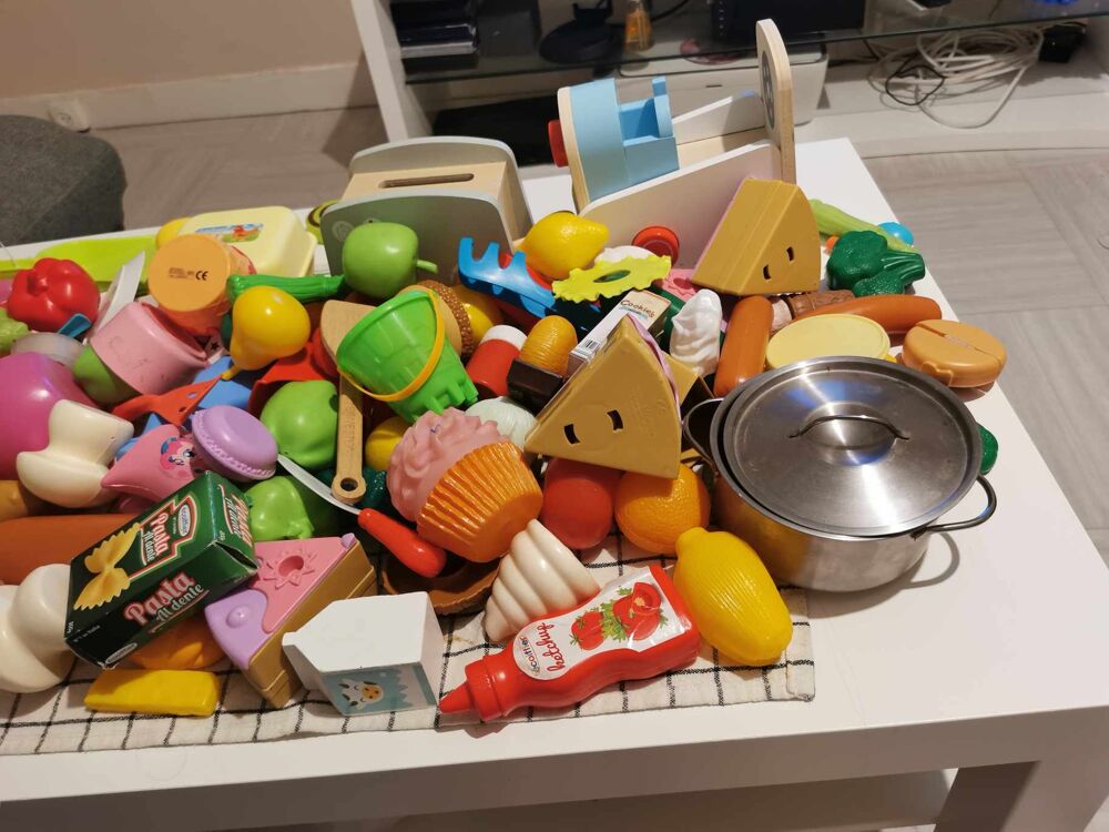 Bonjour cuisine en bois +sac de dinette et petit aspirateur Jeux / jouets