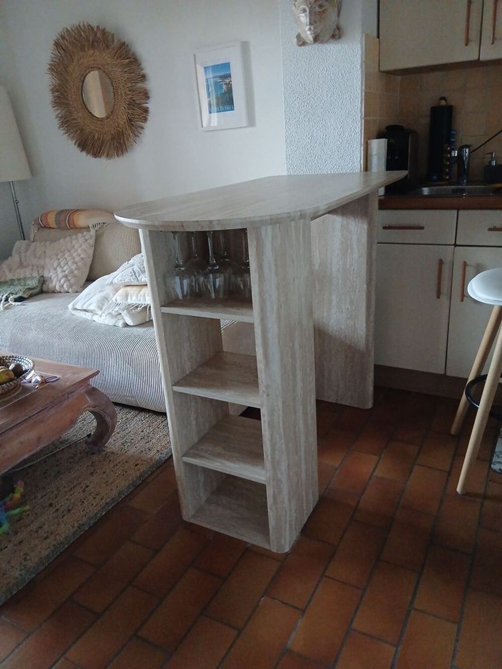 Tr&egrave;s belle table effet travertin. Cuisine