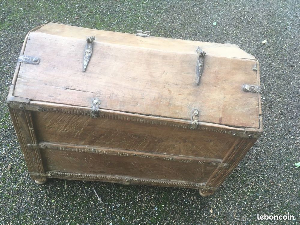 Petit coffre afghan
en forme de chasse ouvrant par abattant Meubles