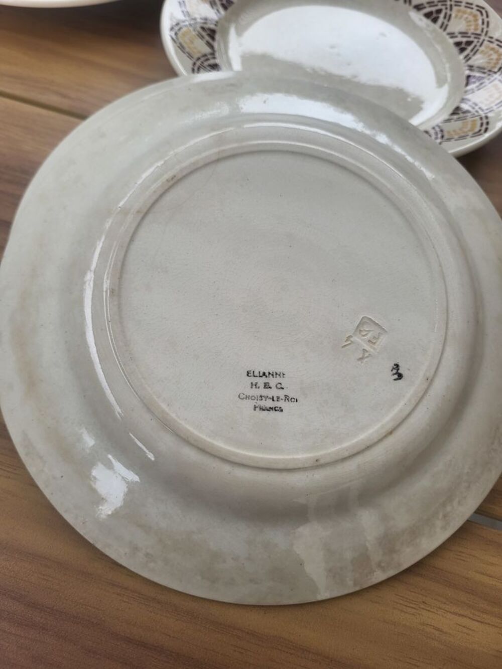 Lot de 6 assiettes plates anciennes en fa&iuml;ence &eacute;maill&eacute;e 