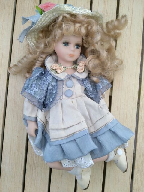 Poup�e en porcelaine bleue assise 
5 Breuillet (91)