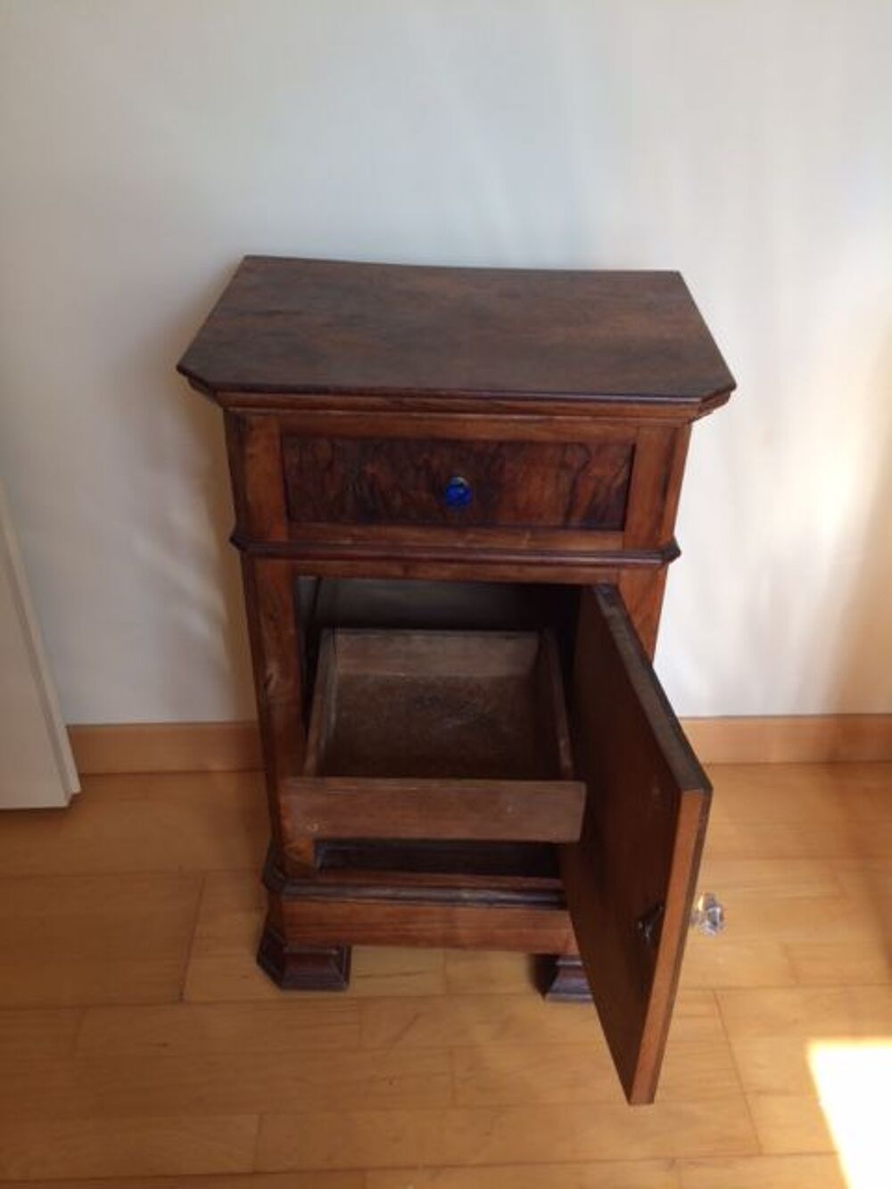 CHEVET / TABLE DE NUIT NOYER URGENT Meubles