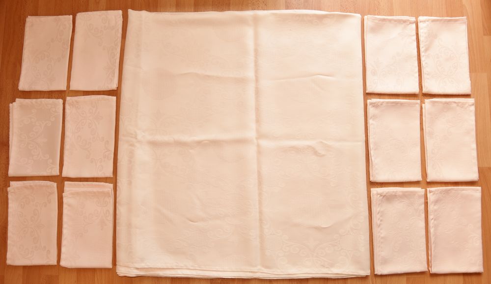 2m45 x 1m40. Nappe ros&eacute;e. Rectangulaire. Avec 12 serviettes Décoration