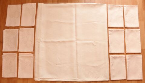 2m45 x 1m40. Nappe rosée. Rectangulaire.  Avec 12 serviettes 15 Gujan-Mestras (33)
