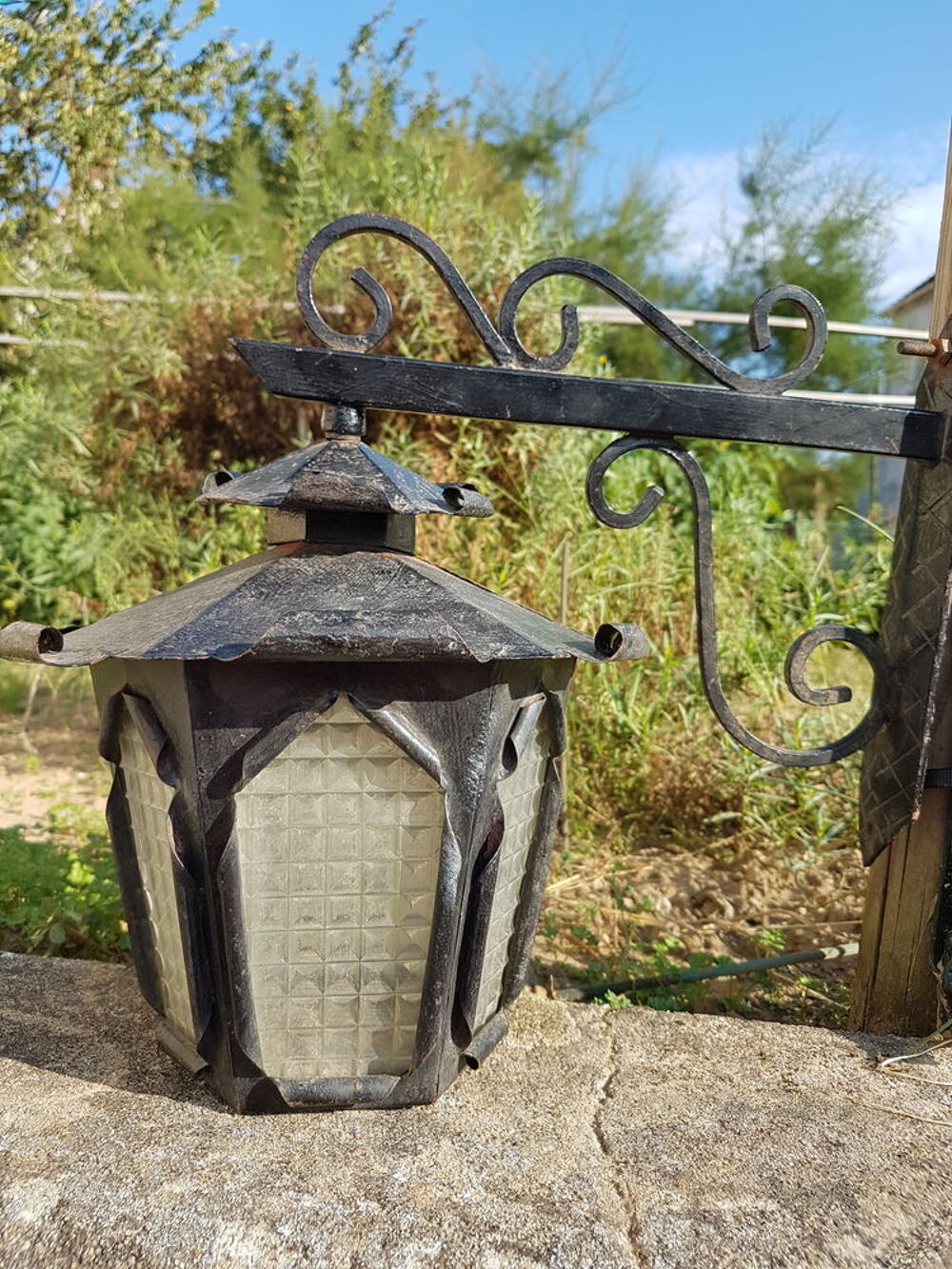 Potence en fer forg&eacute; et lanterne
Décoration