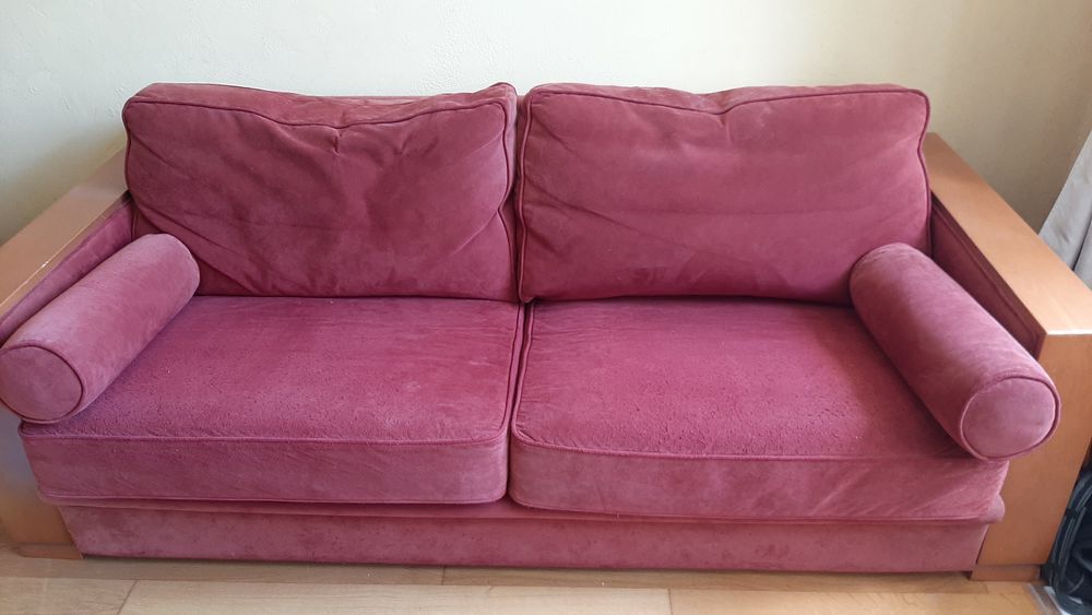 Canap&eacute; nubuck rouge, accoudoirs merisier, &agrave; venir chercher Meubles