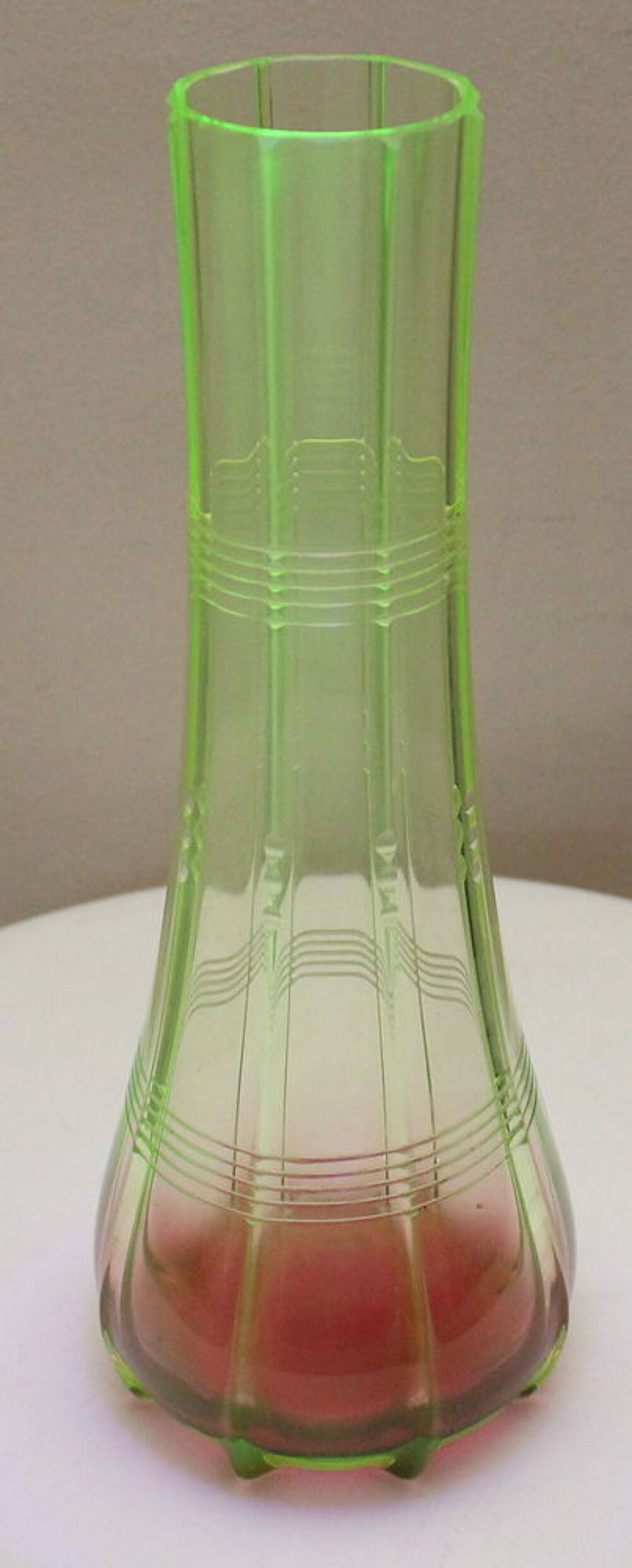 Vase grav&eacute; et bicolore en ouraline, uranium glass Décoration