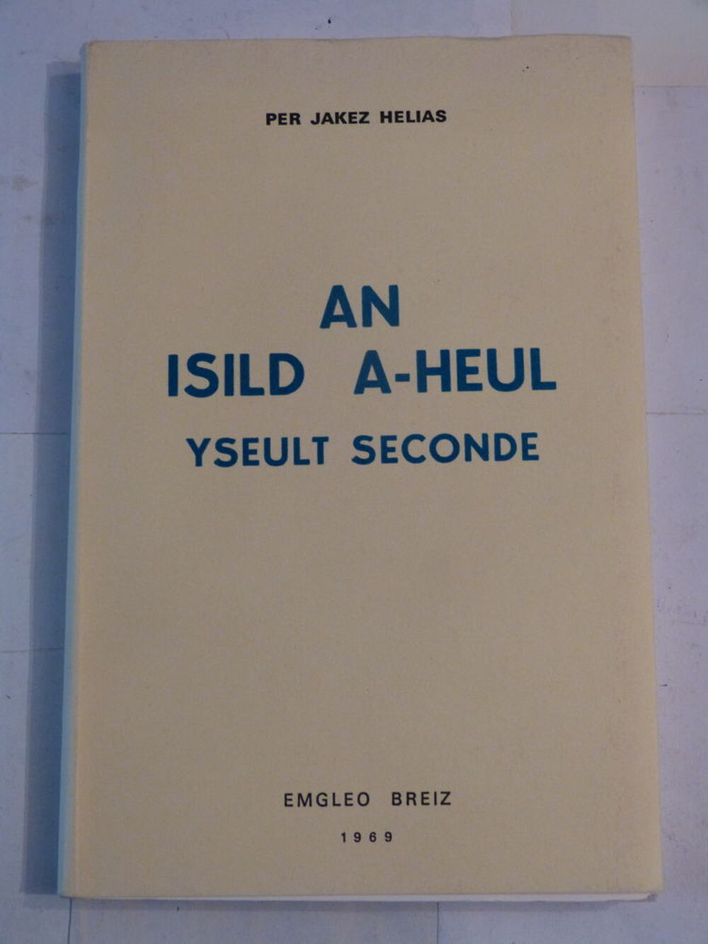 livre &eacute;crit en breton AN ISILD A- HEUL par P.J. HELIAS Livres et BD
