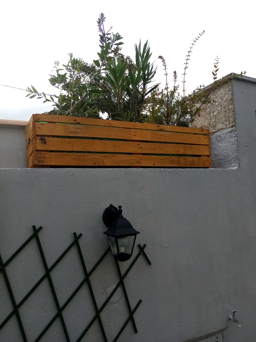 Jardini&egrave;res sur mesure en palettes, radiateurs fontes chaise Jardin