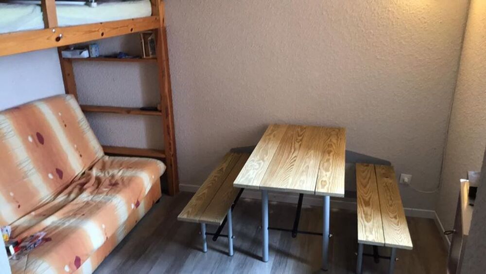 table et bancs relevables sur mur pour gain de place Meubles