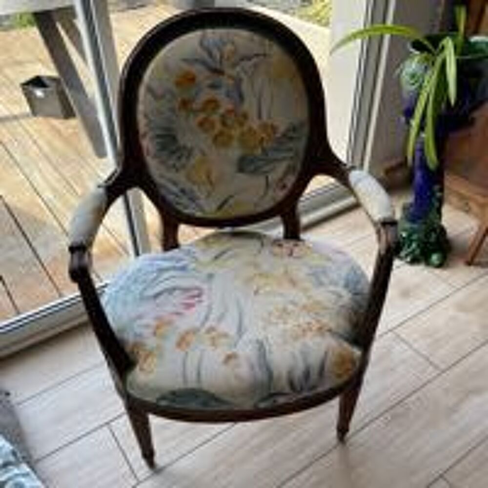 Deux fauteuils anciens LouisXVI Meubles