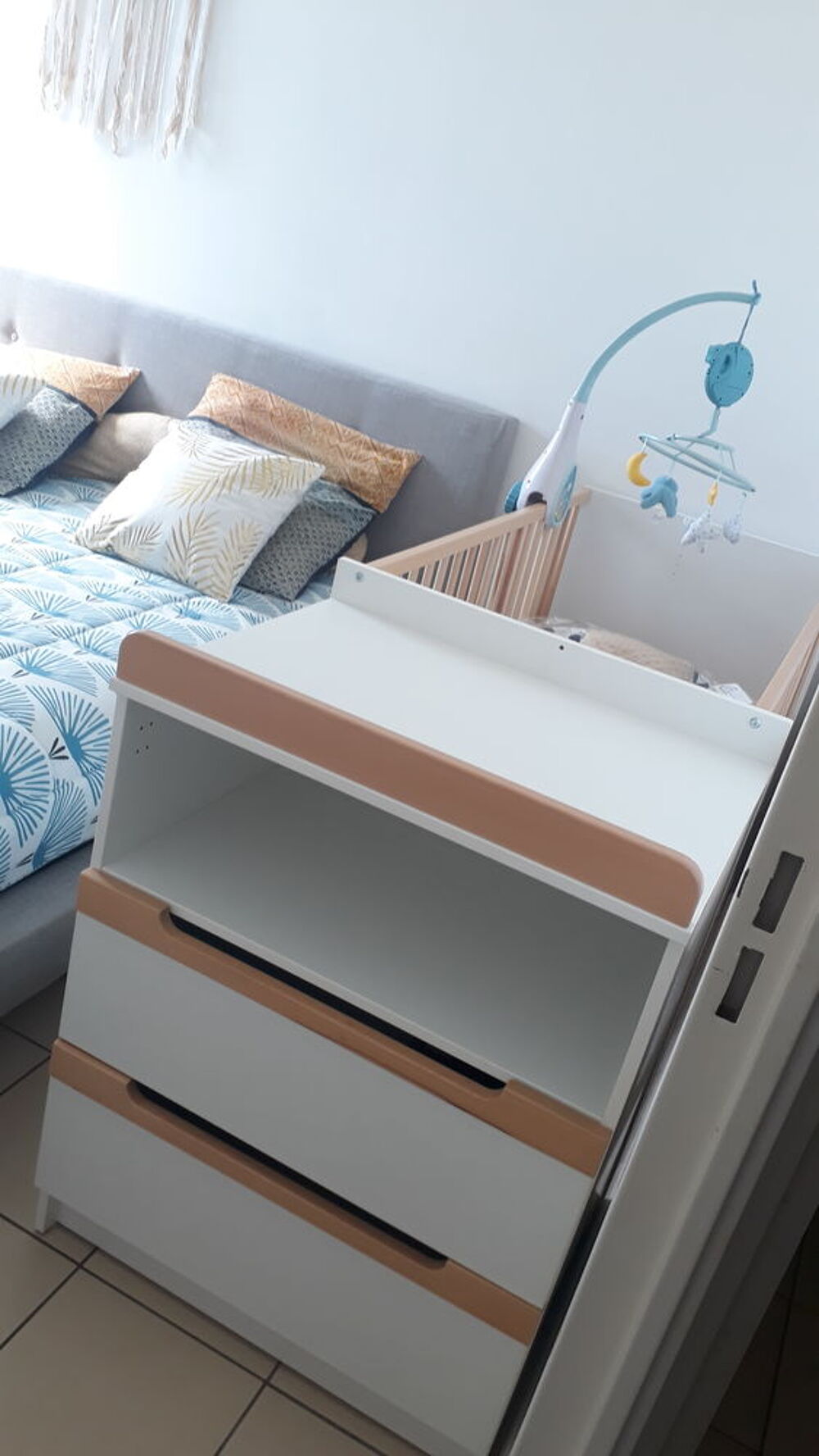 Lit combin&eacute; &eacute;volutif (berceau + commode table &agrave; langer) Mobilier enfants