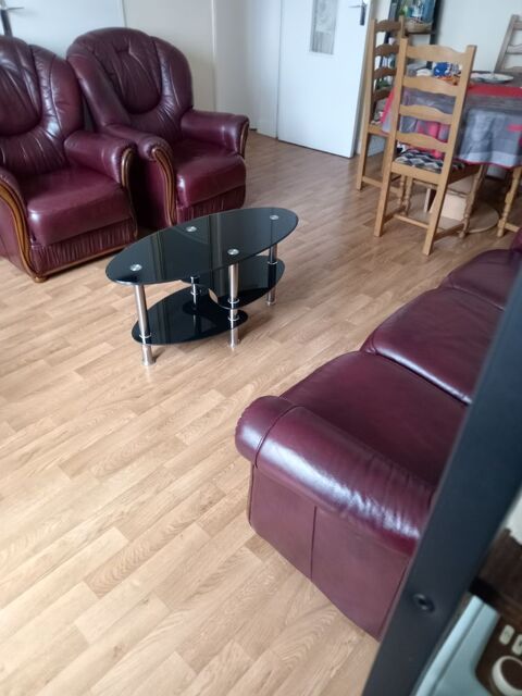 d'un ensemble de fauteuil en cuir couleur bordeaux 250 Saint-Denis (93)