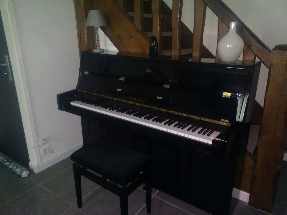 Piano YAMAHA C110 droit noir laqu&eacute; + banquette Instruments de musique