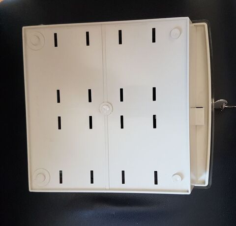 COFFRET PLASTIC AVEC SERRURE 10 Cachan (94)