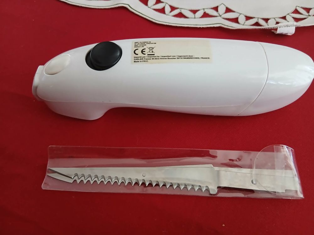  Trois couteaux fleuris + un couteau &eacute;lectrique neufs N&deg;1470 Electroménager