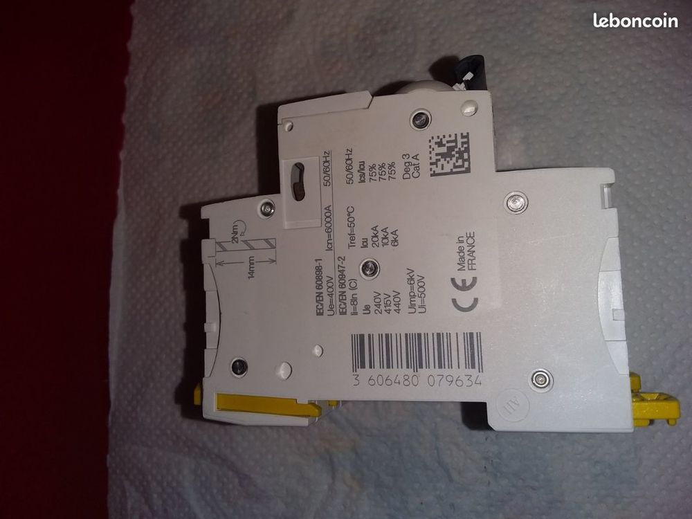 A9F74306 - Disjoncteur triphas&eacute; 3P 6A Courbe C - 3 Bricolage