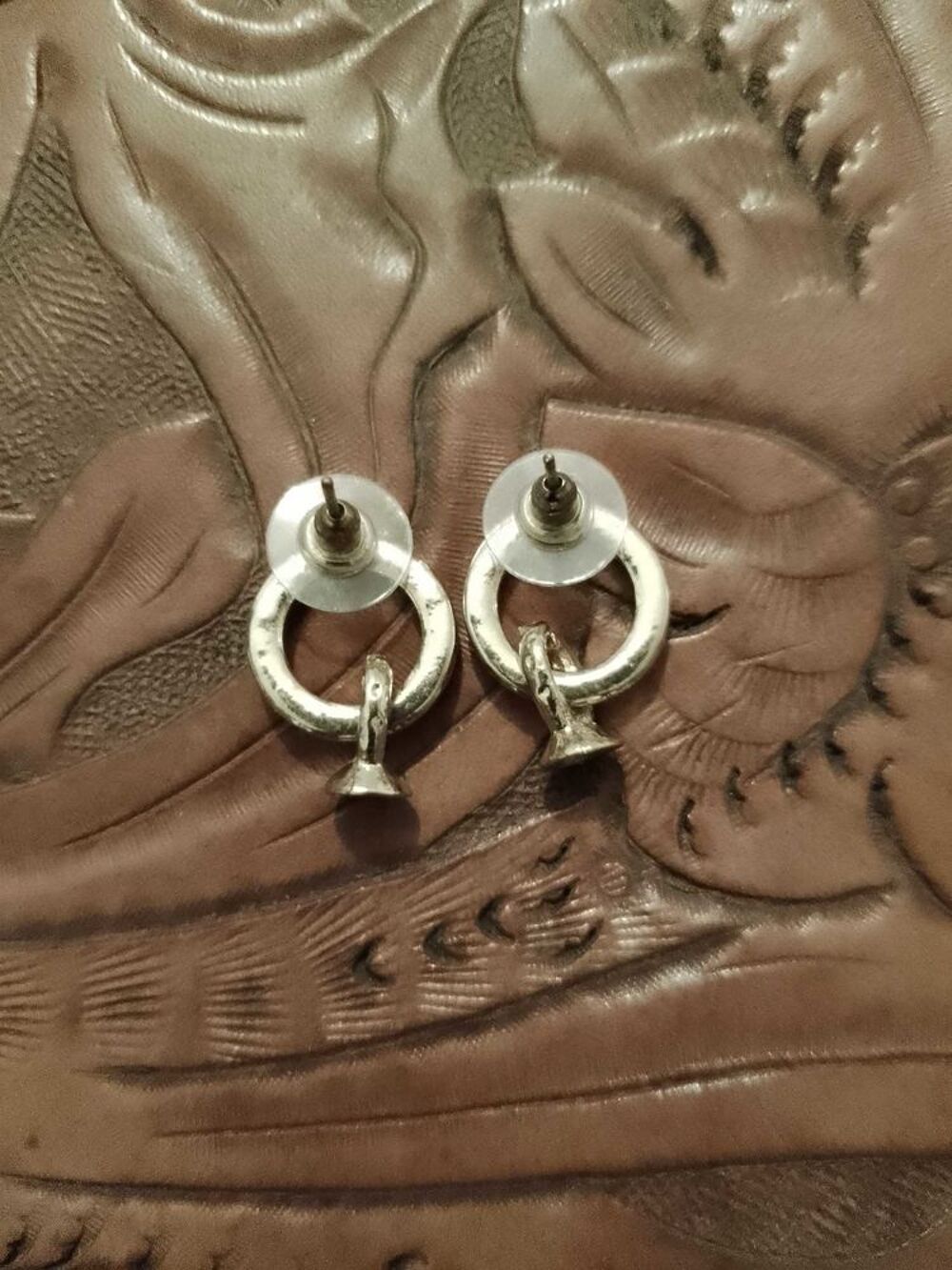boucles d'oreilles strass translucides sur m&eacute;tal dor&eacute;. Bijoux et montres