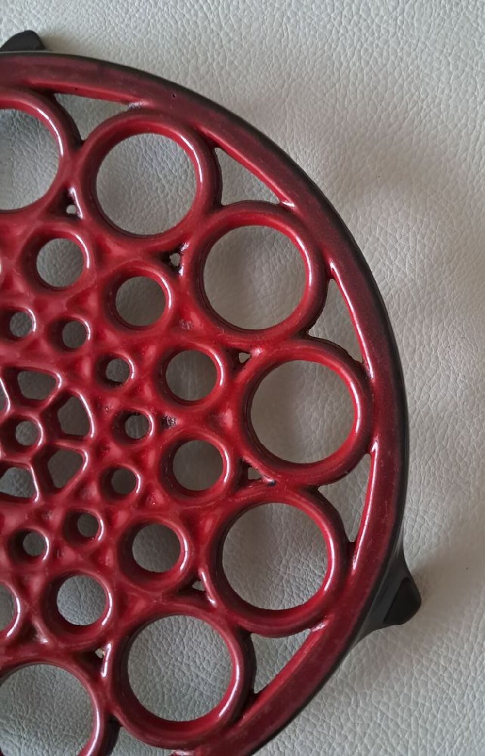 dessous de plat en fonte noir et rouge d&eacute;cor g&eacute;om&eacute;trique Décoration