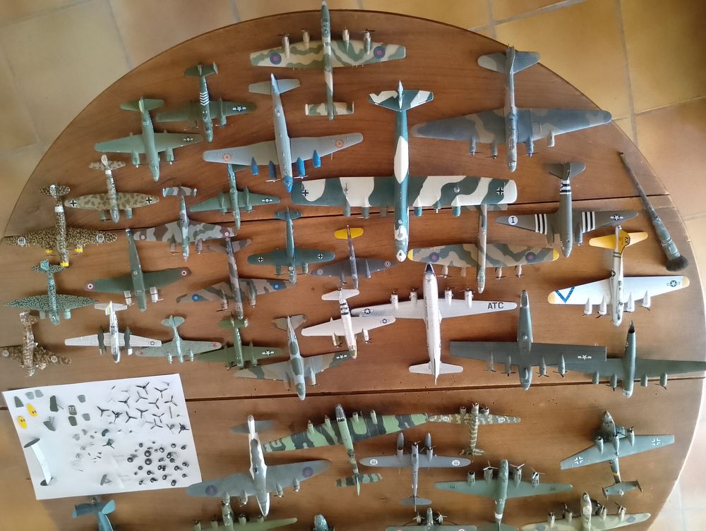 Magnifique collection 47 avions miniatures militaires 1/144e 