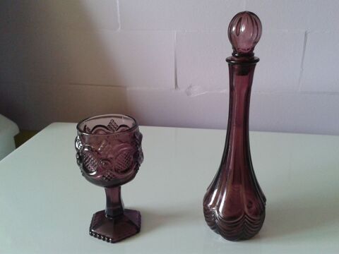 coupe sur pied et carafe publicitaires AVON en verre mauve 8 Dijon (21)