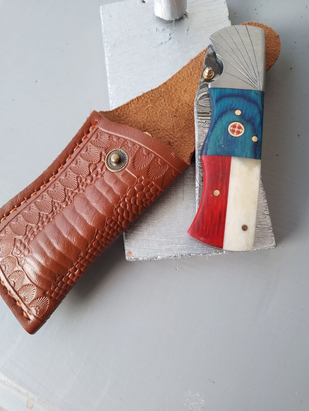 Couteau pliant damas artisanal authentique 