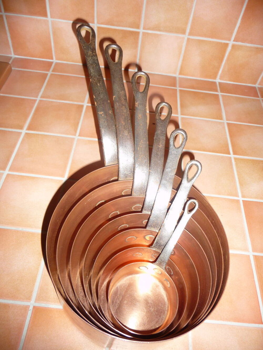 S&eacute;rie de 7 CASSEROLES anciennes en cuivre. Cuisine