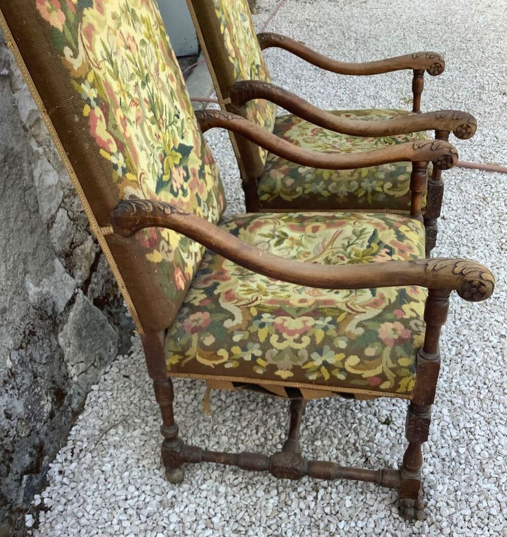 Une belle paire de fauteuils du style Louis XIII Meubles