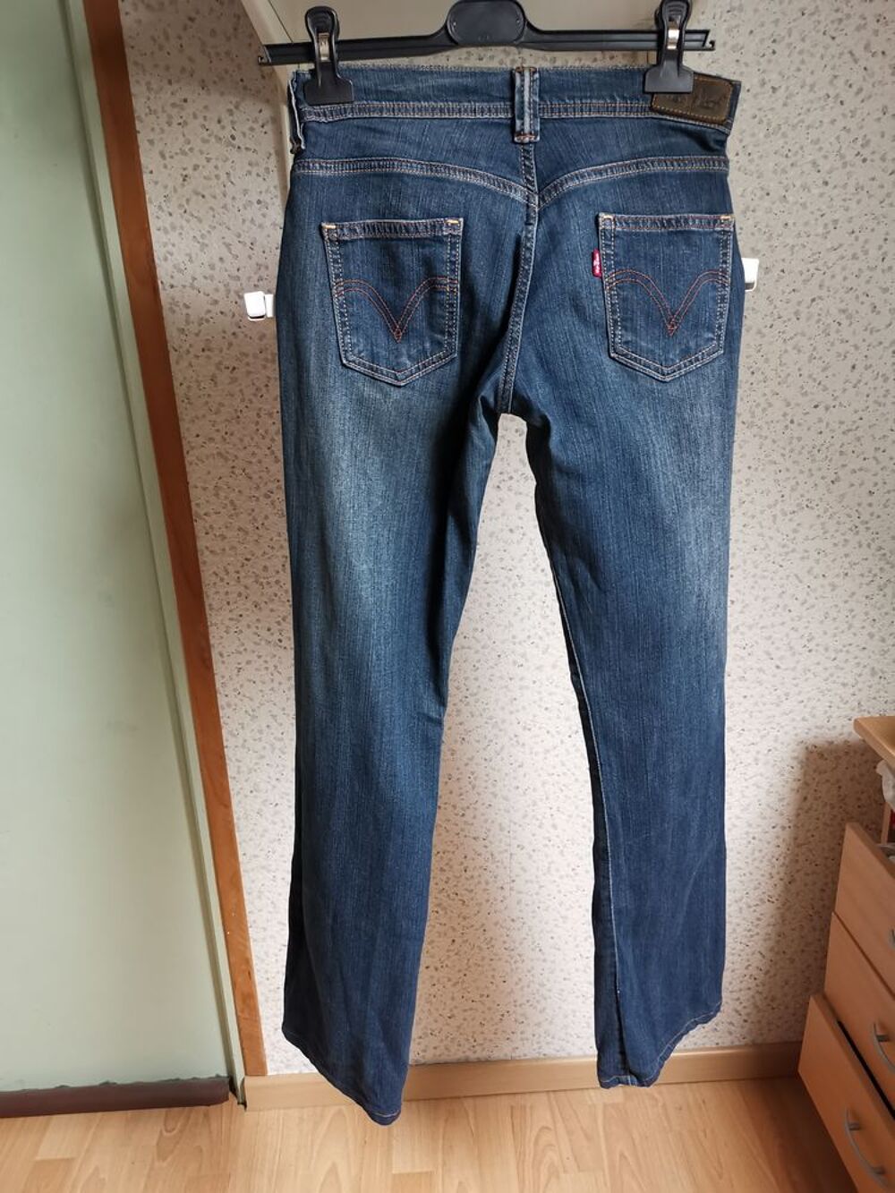 Jean l&eacute;vi's 28X32 d&eacute;lav&eacute;, taille 38, coupe &eacute;vas&eacute;e Vêtements