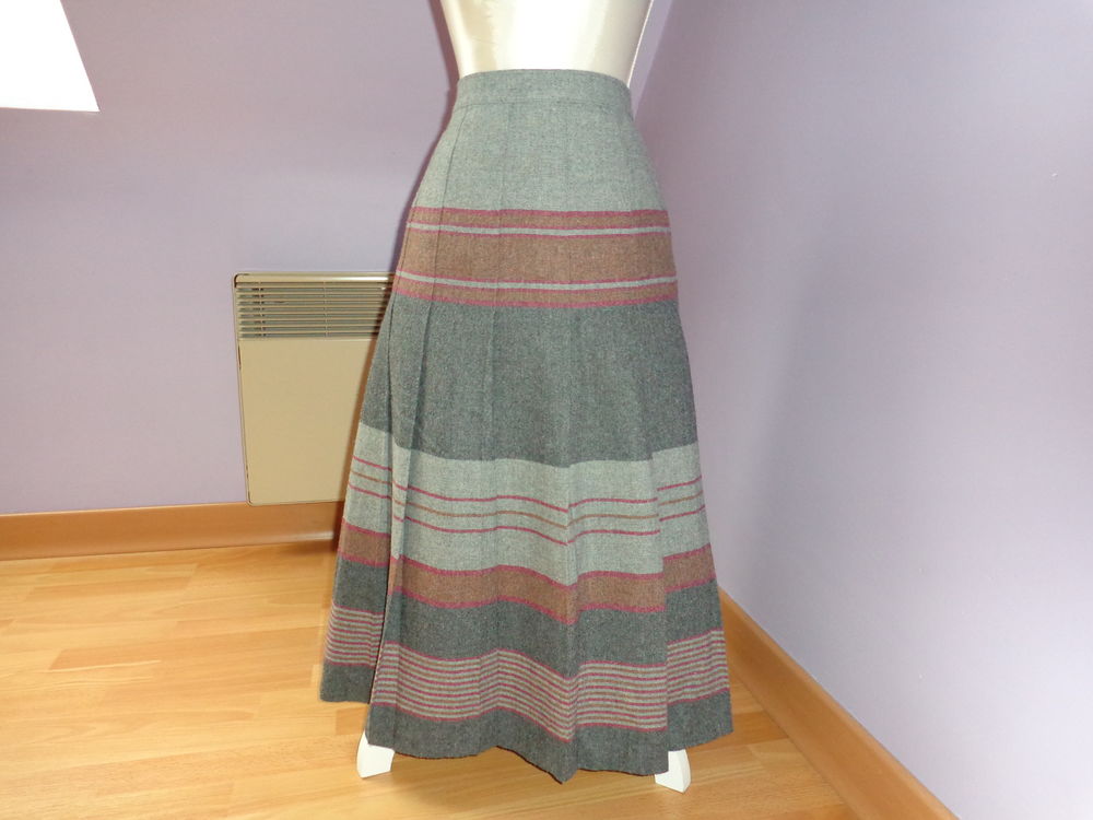 Jupe a carreaux classique. Vêtements