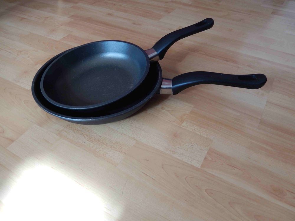 Lot de 2 po&ecirc;les et une sauteuse Electroménager