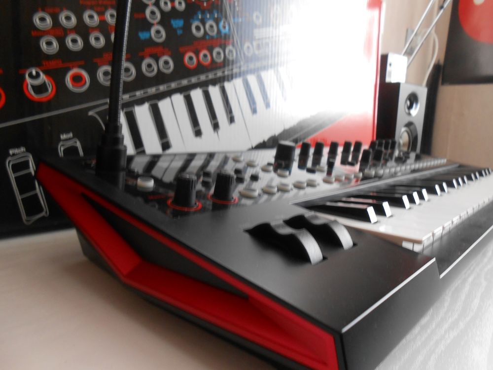 Synthetiseur ROLAND JD Xi 
Instruments de musique