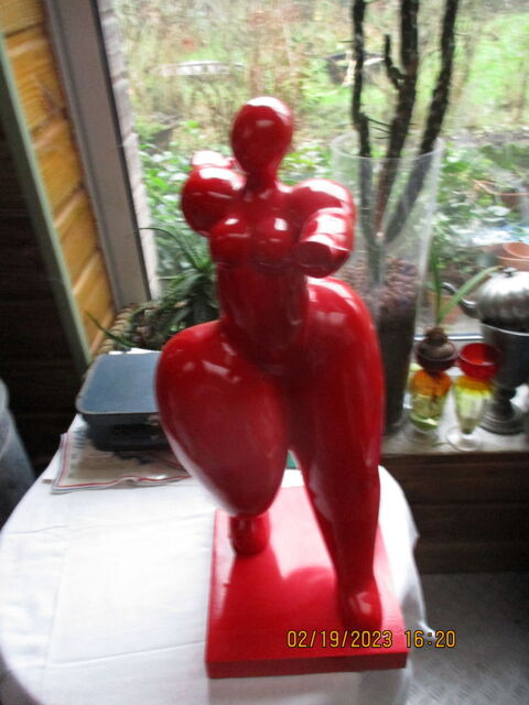 statue style nana femme ronde rouge 0 La Ch�tre (36)