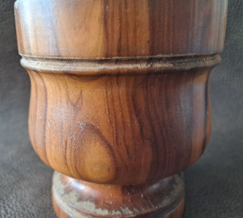 creuset et pilon en bois tourn&eacute; ancien vintage Décoration