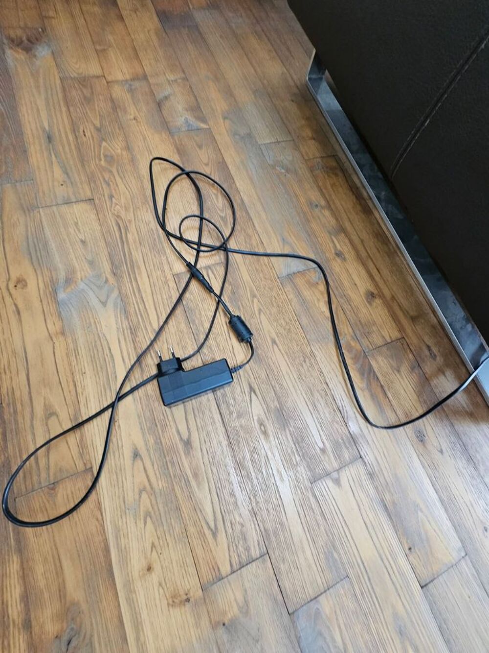 Canap&eacute; tout cuir quasi neuf Poltron e Sofa Meubles