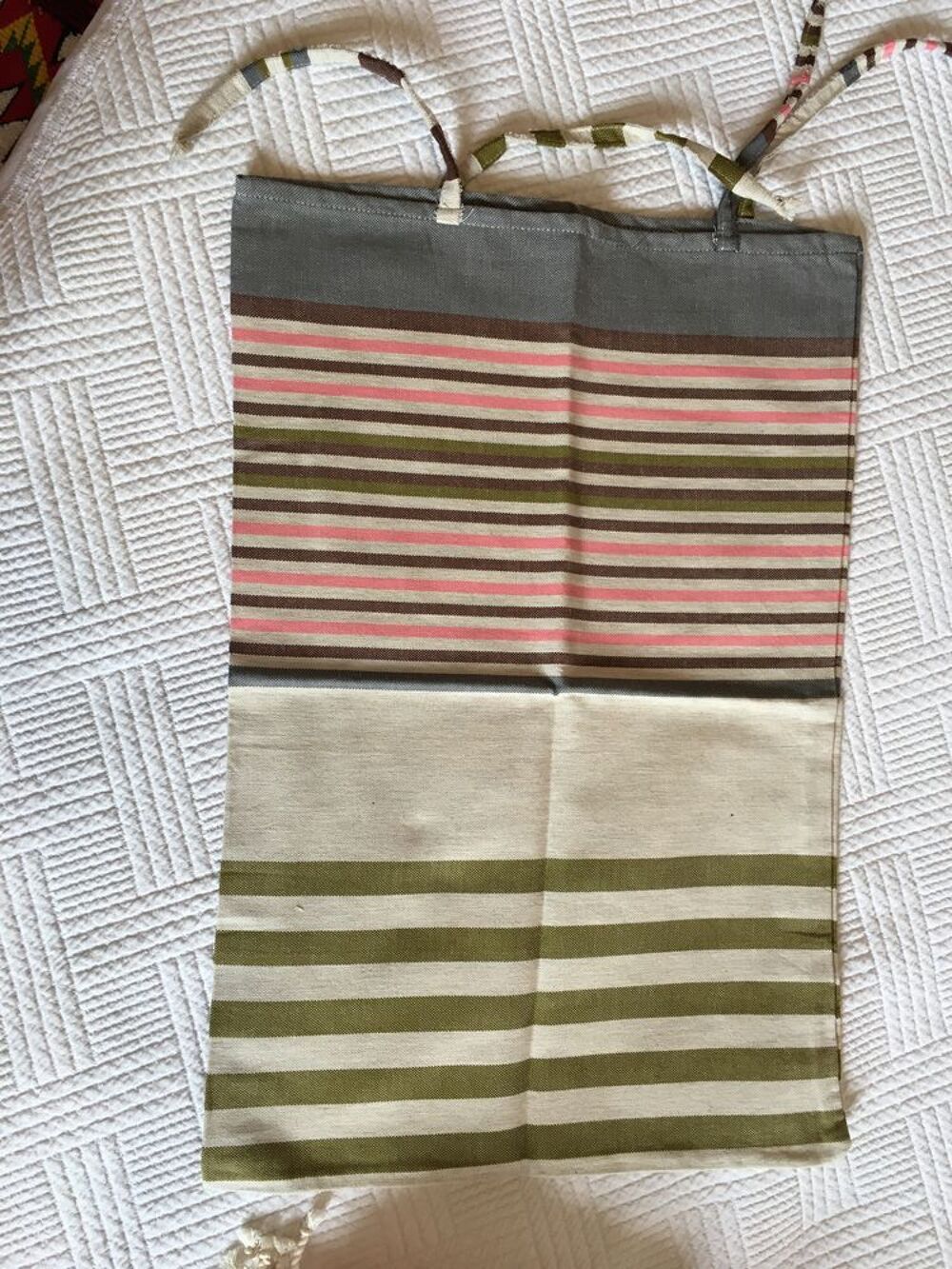 Deux housses de coussins en coton. D�coration