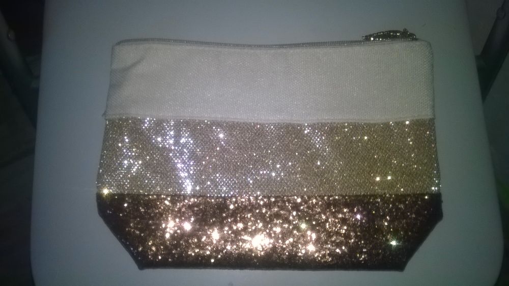 Pochette Clarins 
paillet&eacute;e 
Pour maquillage,sorties 
Maroquinerie