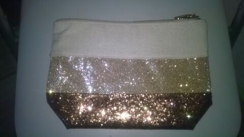 Pochette Clarins 
pailletée  
Pour maquillage,sorties 
5 Talange (57)