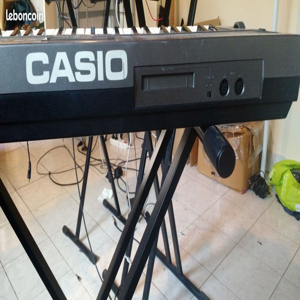  Synth&eacute;tiseur Casio CZ 1000, 1985, Japon.
Instruments de musique
