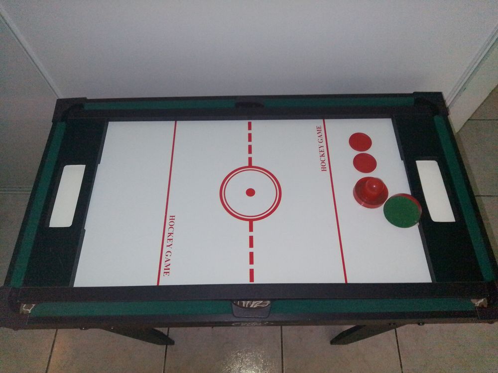 Billard 3 en 1 tr&egrave;s peu servi comme neuf Jeux / jouets