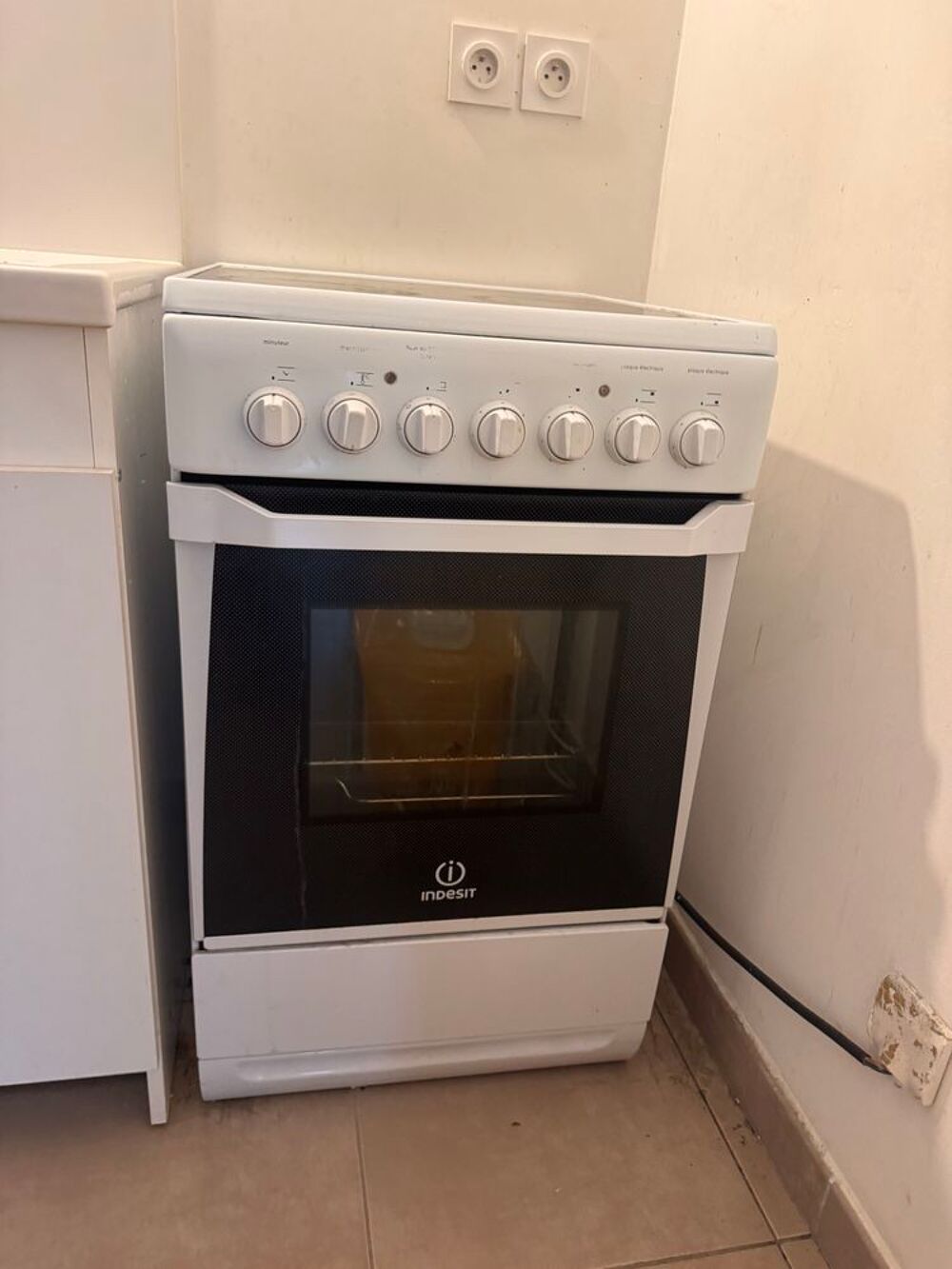 Cuisini&egrave;re &eacute;lectrique Indesit vitroc&eacute;ramique 4 foyers + four Electroménager