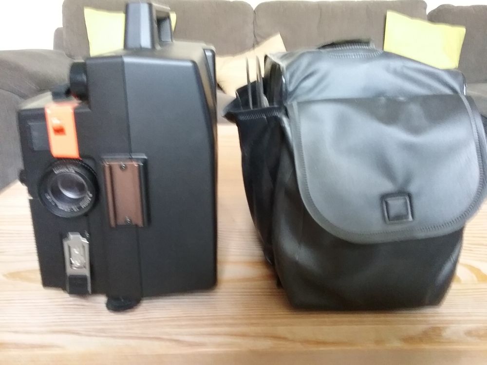 PROJECTEUR POUR CAMERA SUPER 8
ET BOBINE POUR CAMERA SUPER 8 Photos/Video/TV