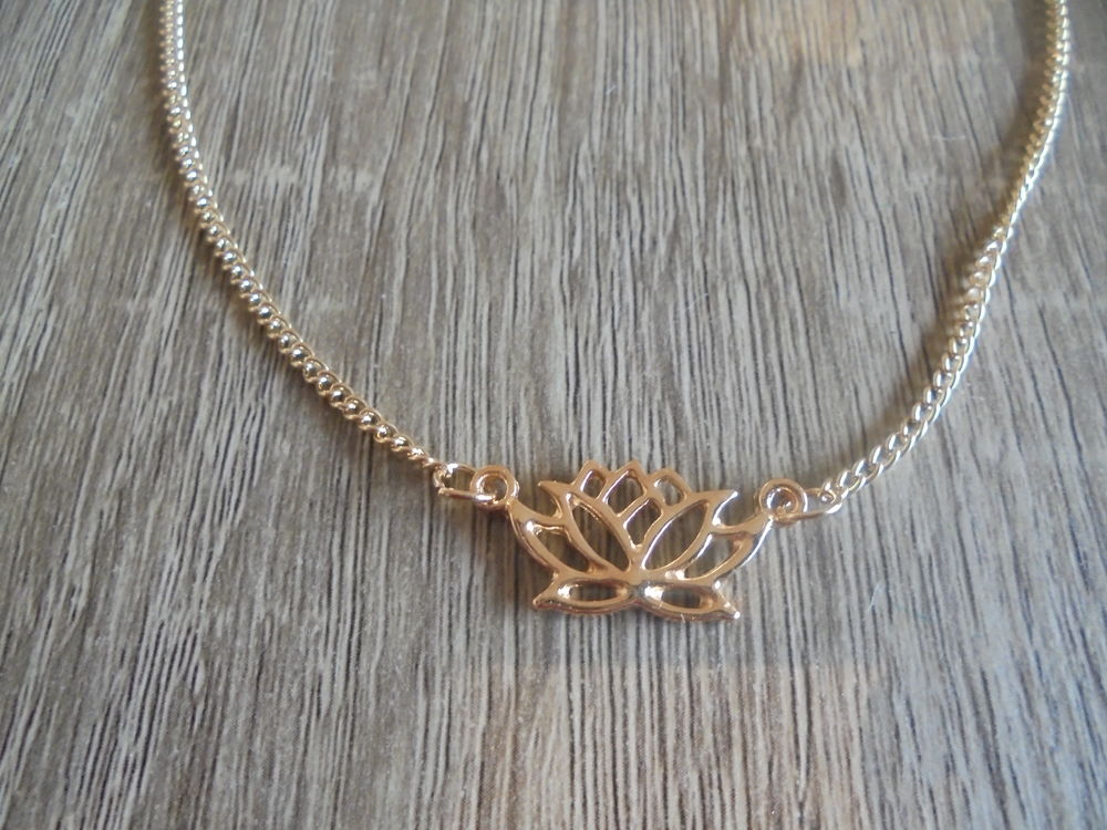 Collier dor&eacute; "Lotus" (28b) Bijoux et montres