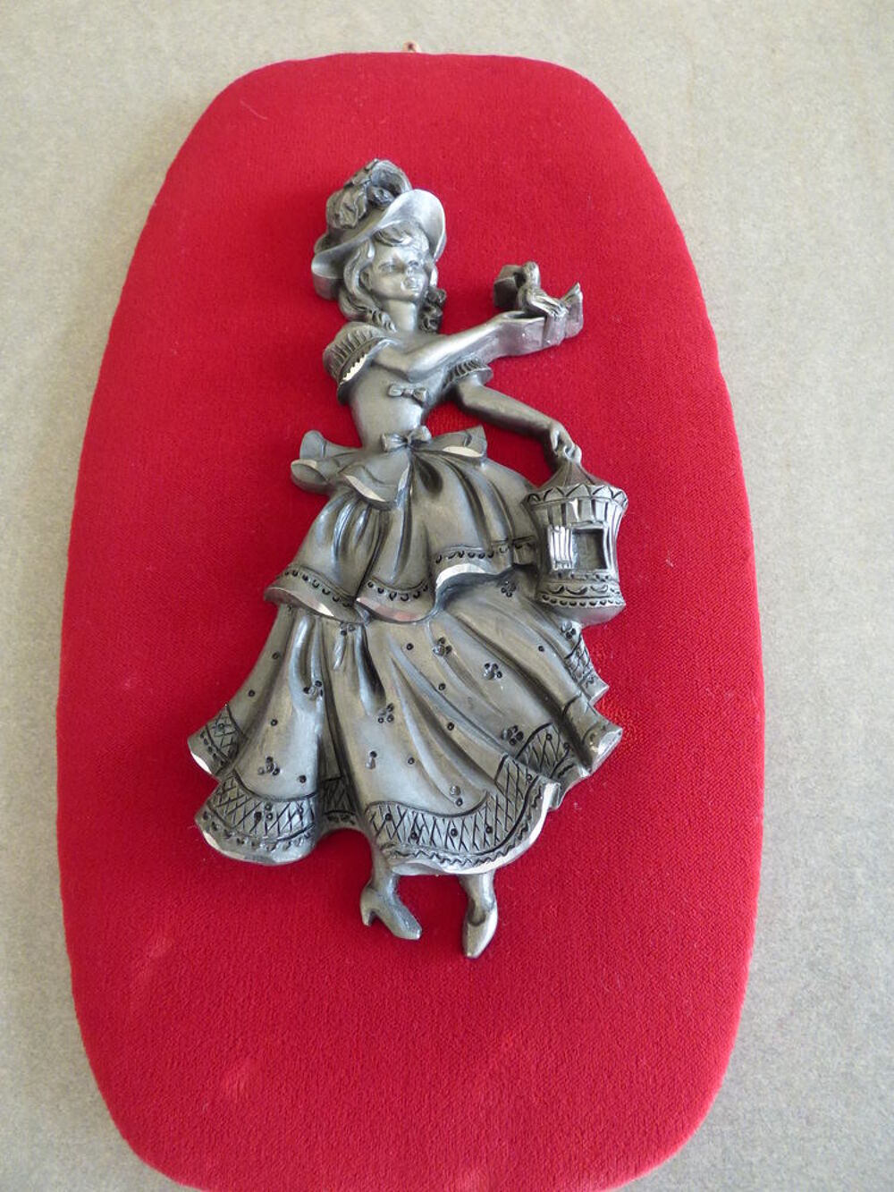 TABLEAUX ETAIN SUR VELOURS ROUGE Décoration