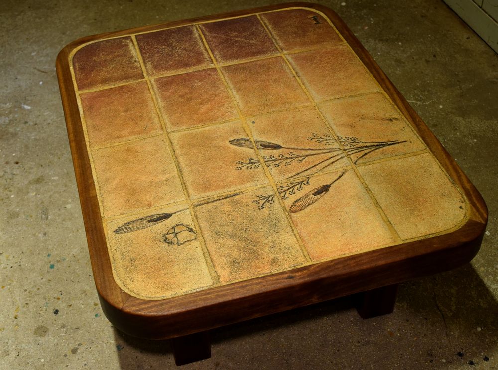 Table Basse type Rustique carrel&eacute;e ancienne. Floral. Sign&eacute;. Meubles
