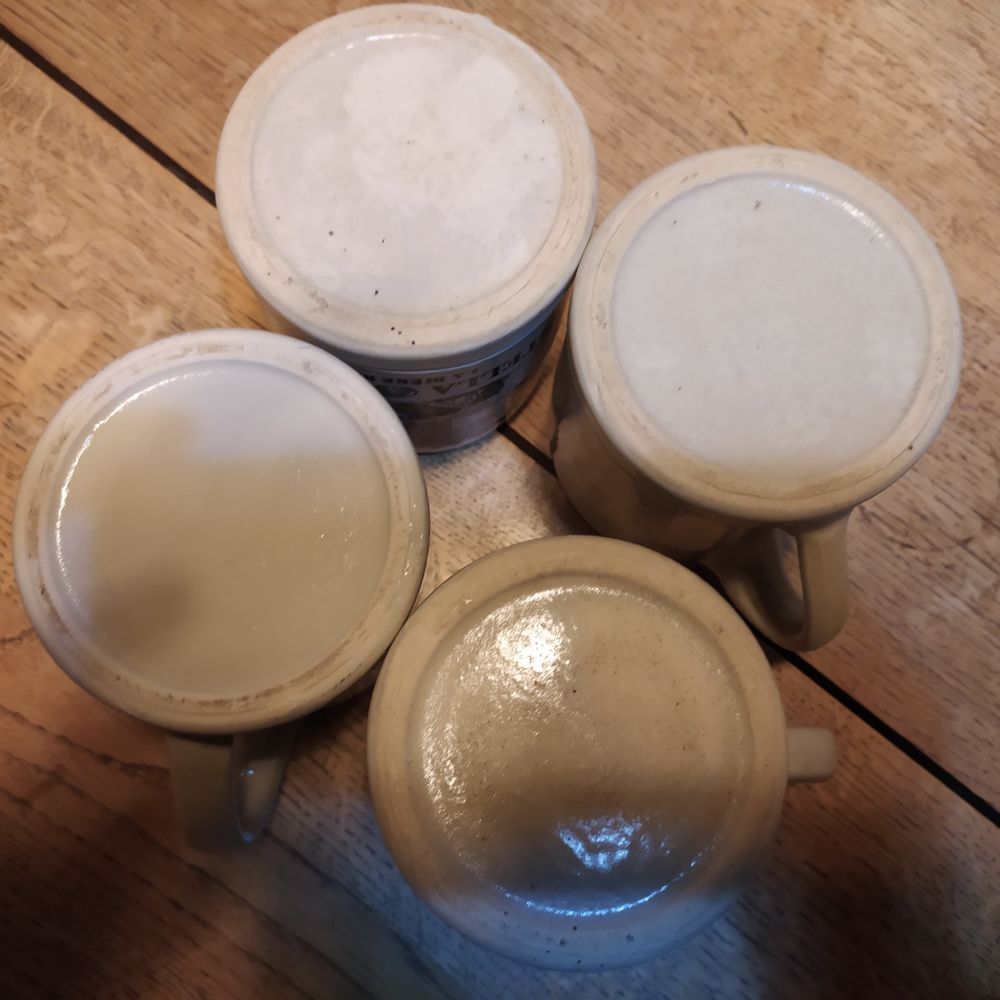 Lot de 4 Chopes de diff&eacute;rents motifs Vintage en Gr&egrave;s 