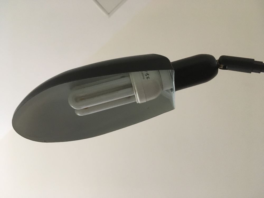 Lampe de bureau design articul&eacute;e sur socle finit&deg; acier bois Décoration
